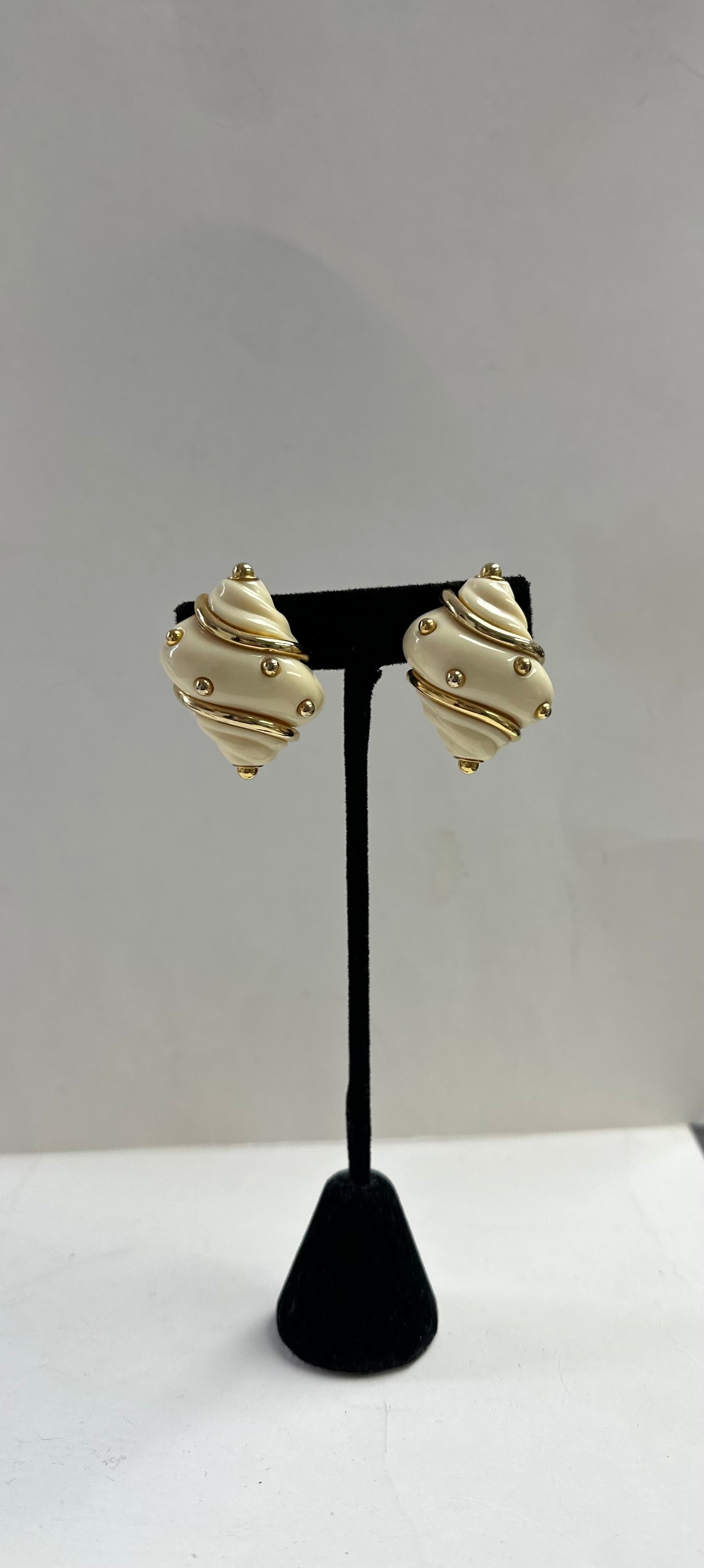 JKL Vintage Shell Clip Earrings