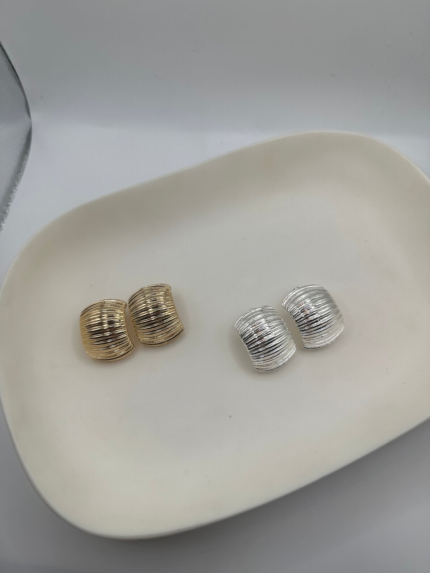 Ribbed Half Hoop Earrinhs