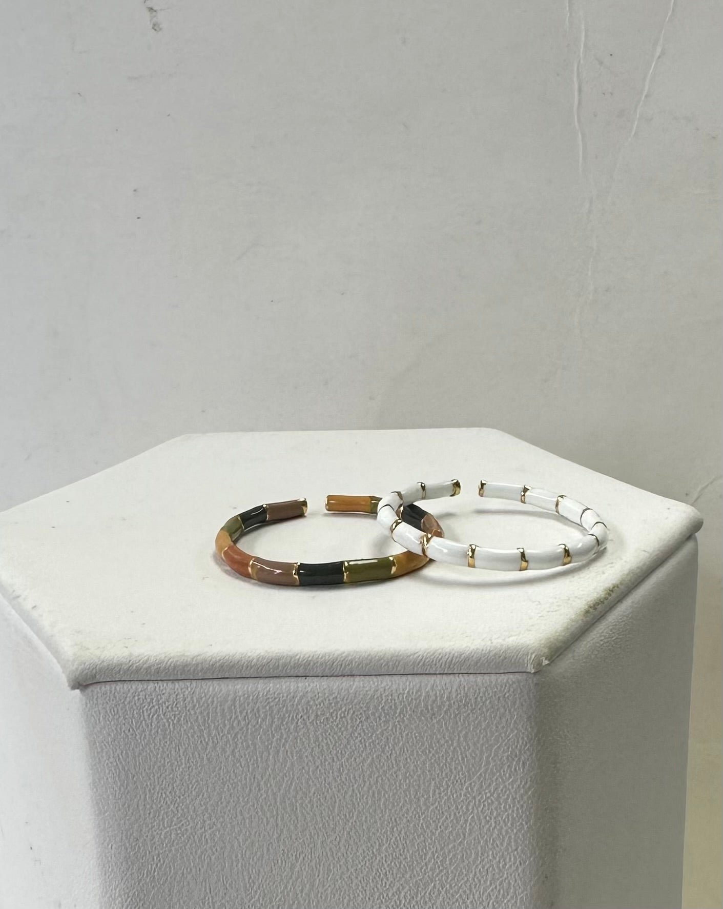 Tropical Colored And White Rings