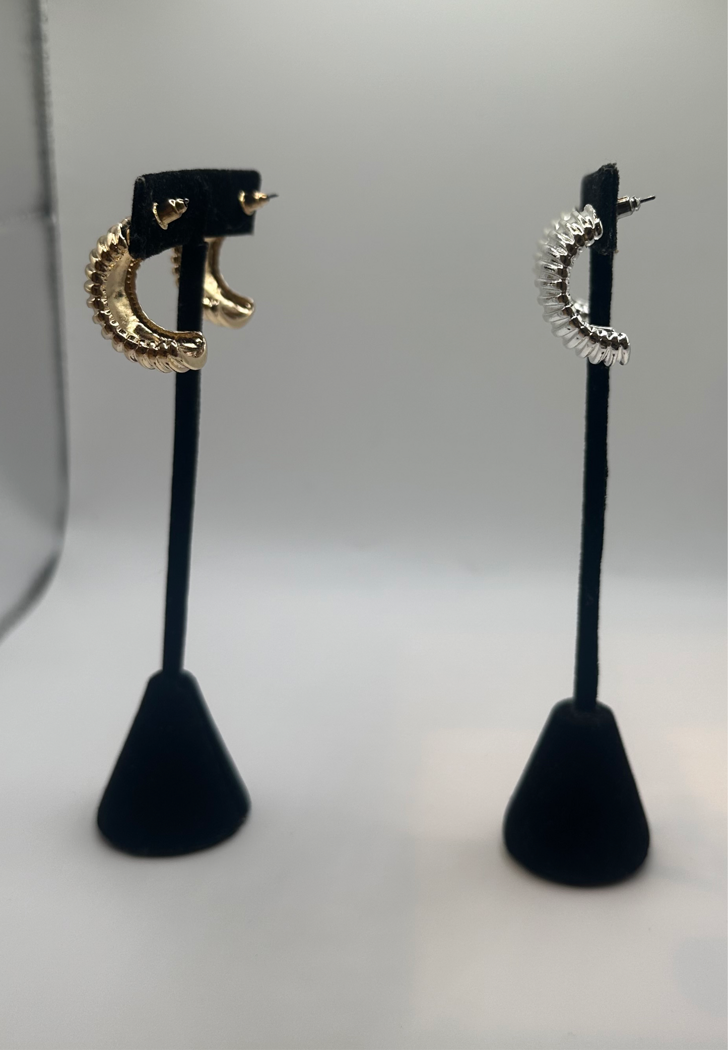 Ribbed Half Hoop Earrinhs