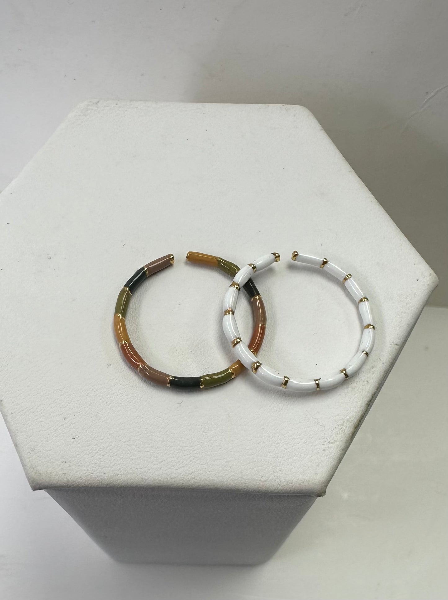 Tropical Colored And White Rings