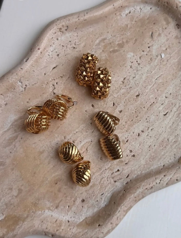 Vintage Three Ribbed Knot Shell Round Earrings