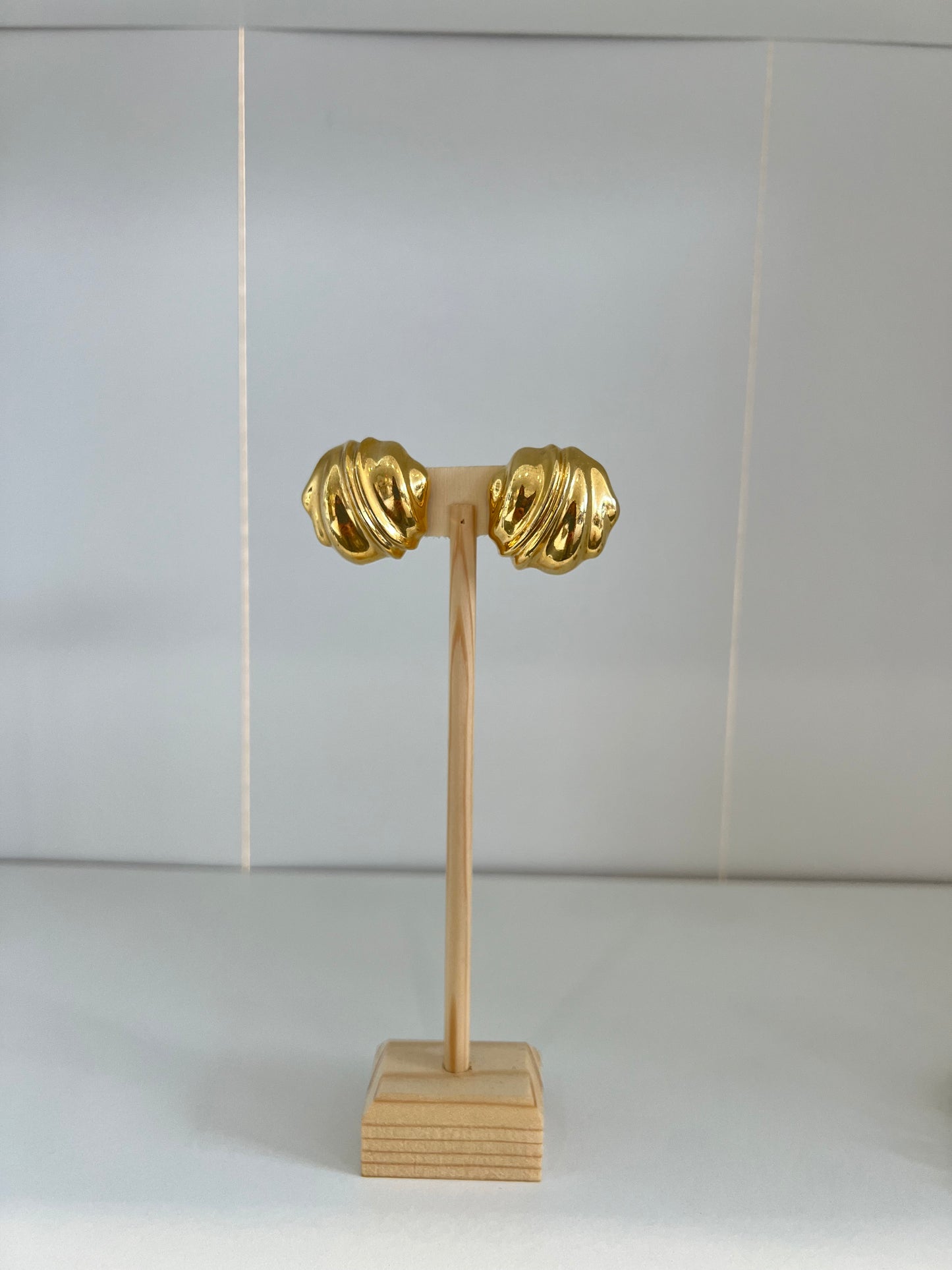 Vintage Gold Scalloped Clip On Earrings