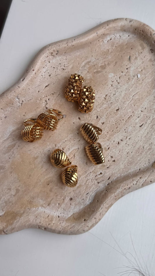 Vintage Three Ribbed Knot Shell Round Earrings