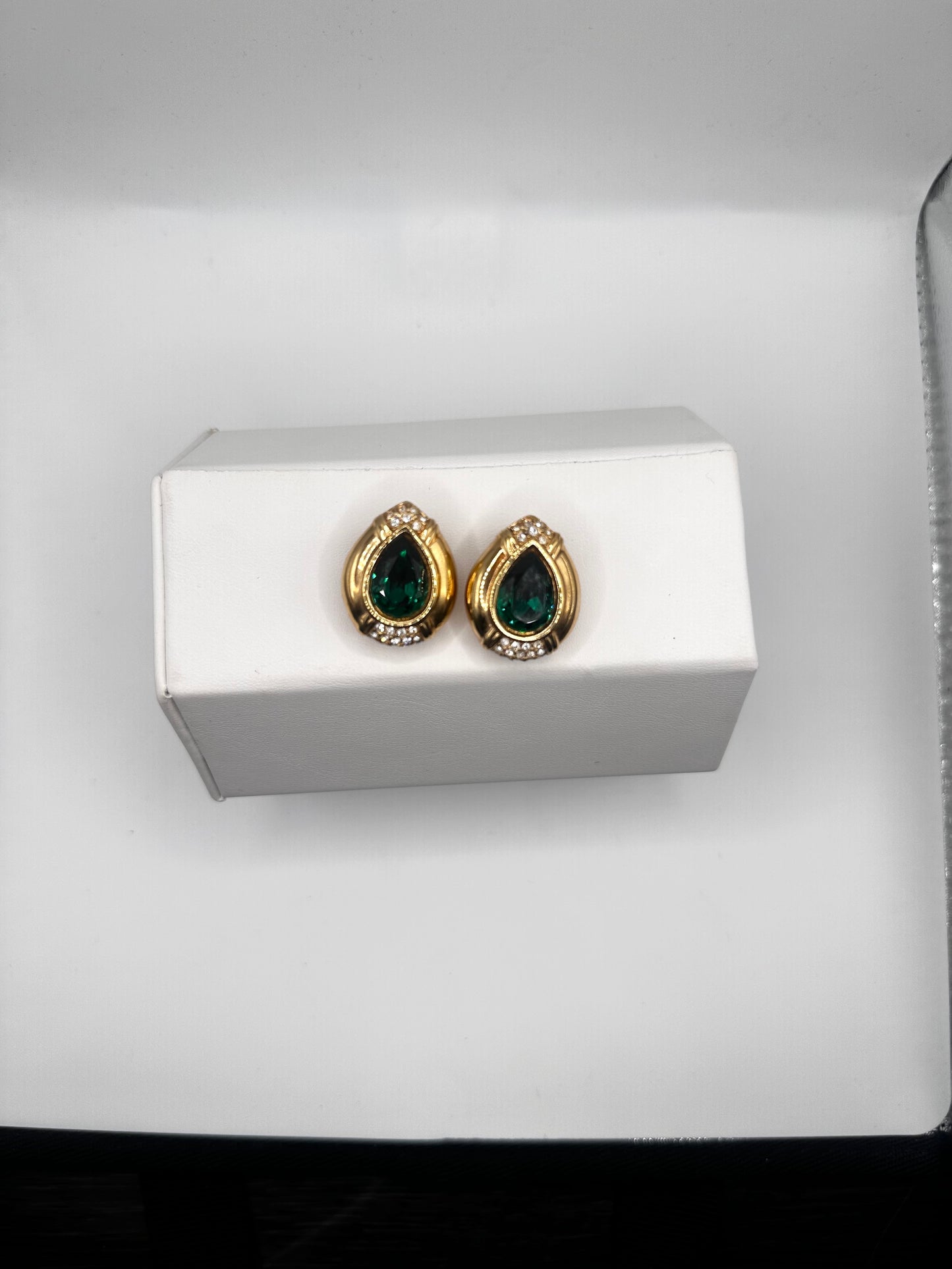 Vintage Gold Tear Drop Green Emerald Earring