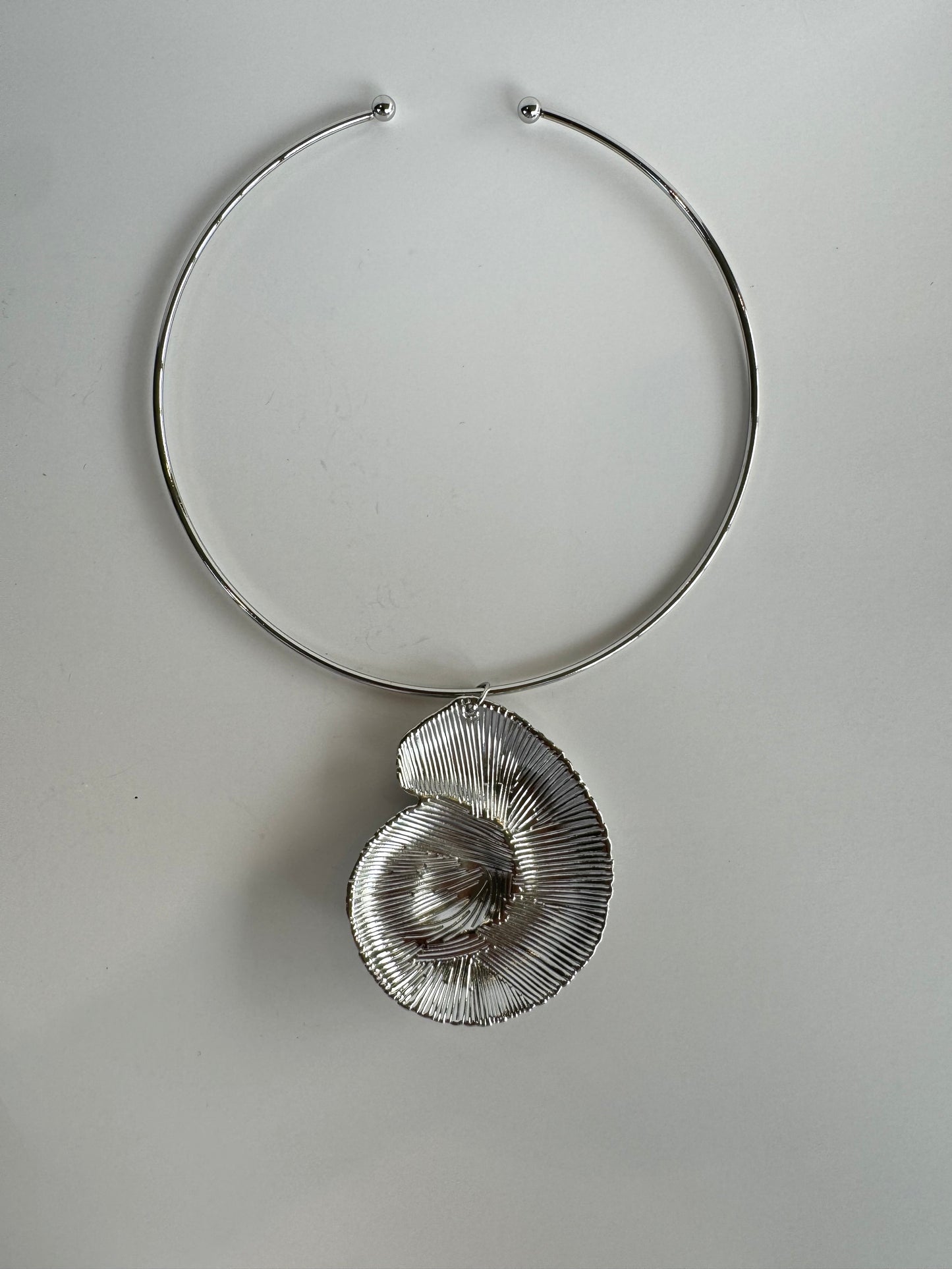 Shell Wire Choker Necklace