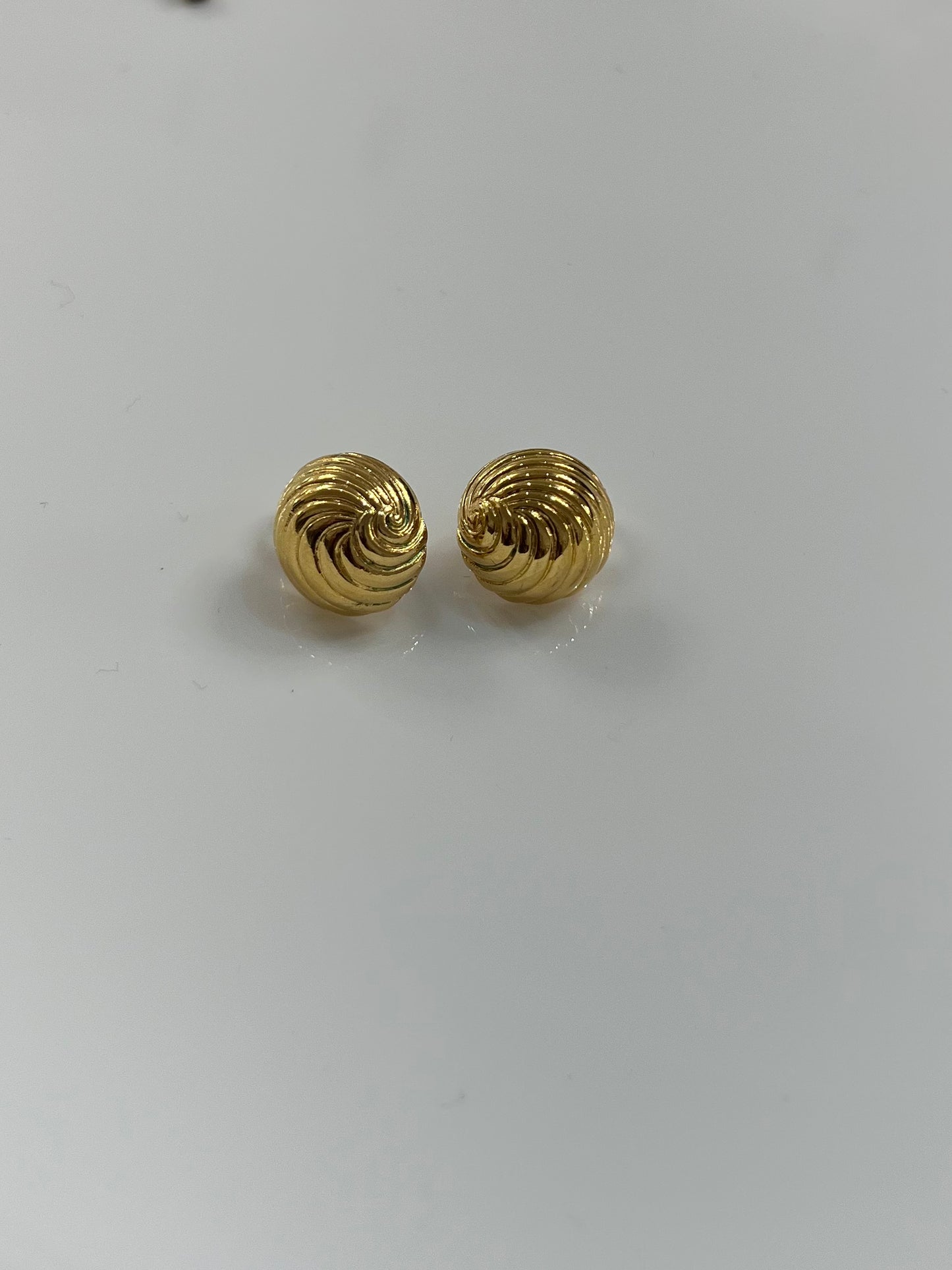 Vintage Three Ribbed Knot Shell Round Earrings