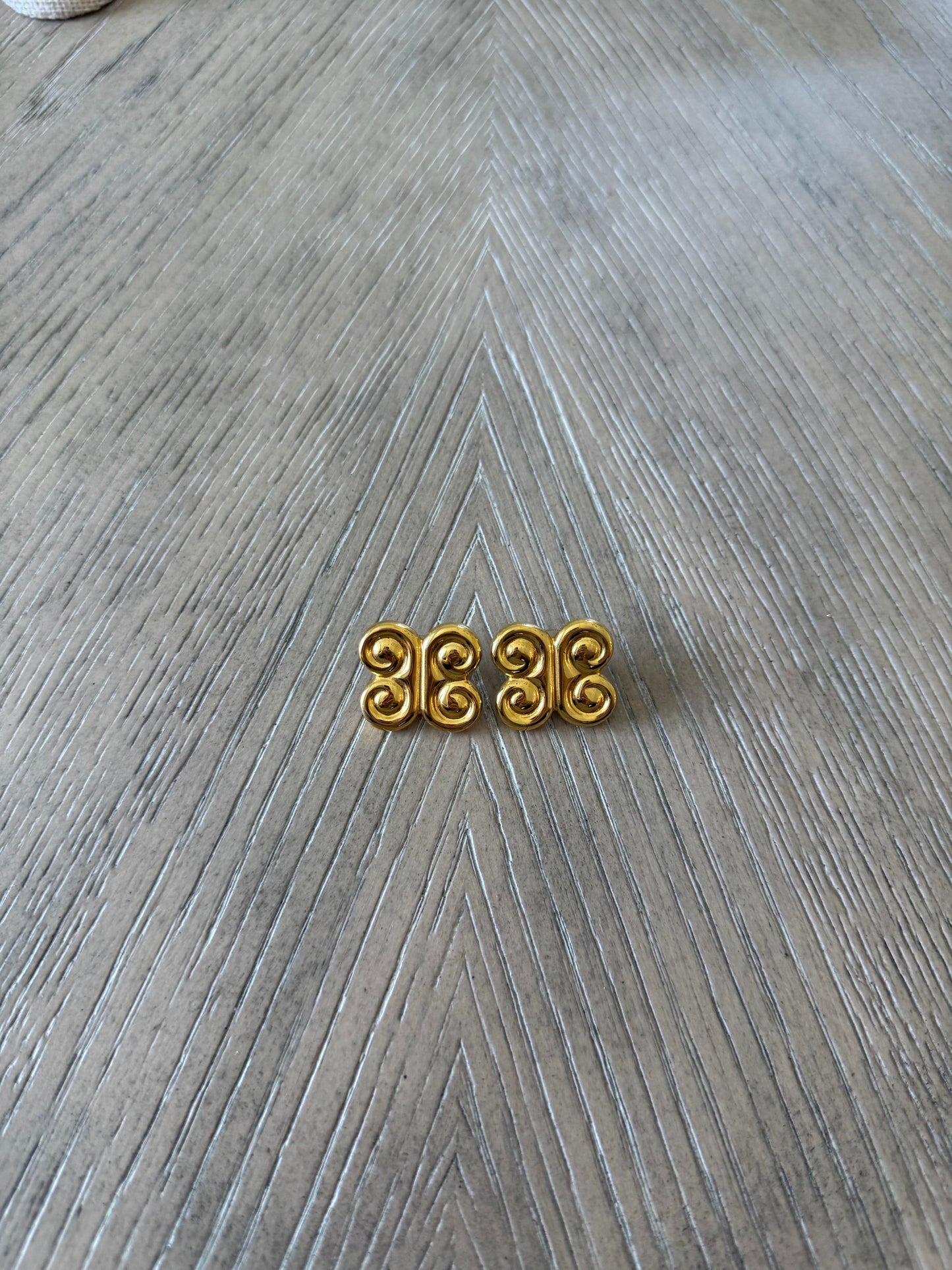 Vintage Gold Scalloped Clip On Earrings